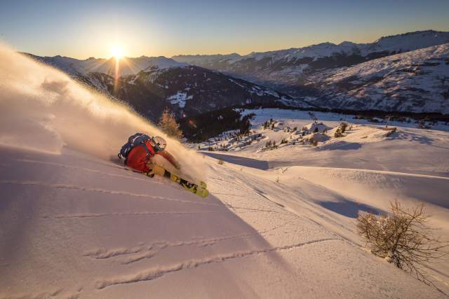 ⇒ Base Camp Lodge · Hotel Bourg-Saint-Maurice, snow